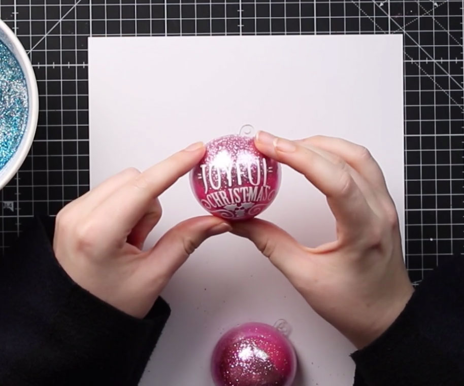 Add the vinyl to the bauble
